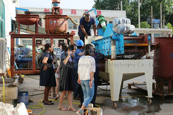 西班牙的客户观赏休会装备的现实运转环境